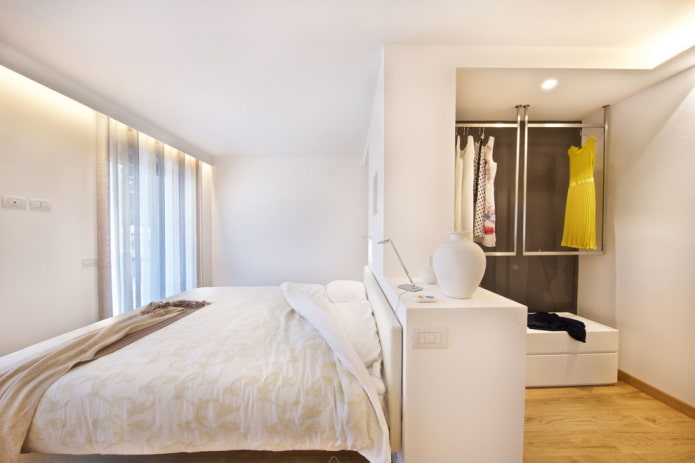 Ankleidezimmer-Design im Schlafzimmer-Interieur