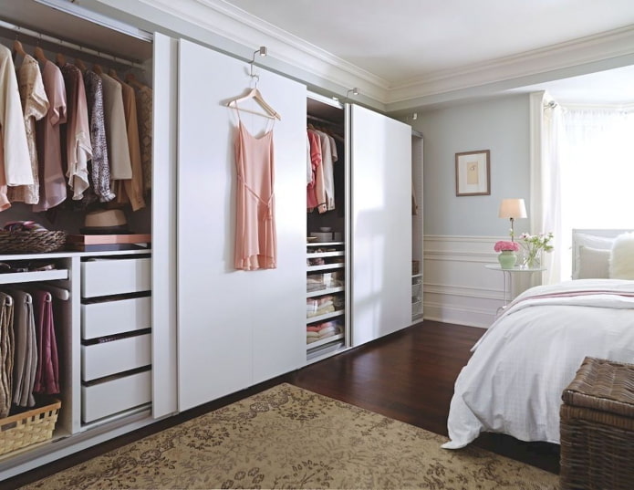 Kleiderschrank im Schlafzimmer
