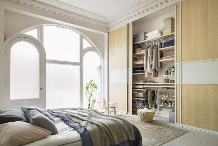 Befüllen des Kleiderschranks im Schlafzimmer