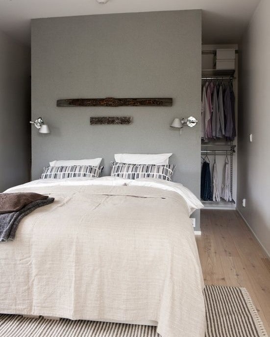 Ankleidezimmer hinter dem Bett im Schlafzimmer