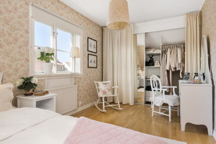 Ankleidezimmer hinter dem Vorhang im Schlafzimmer