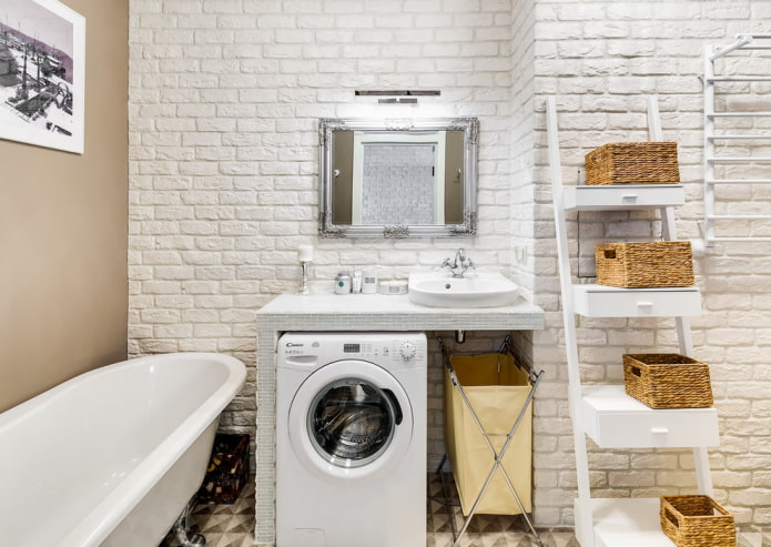 Gipsfliesen im Badezimmerraum