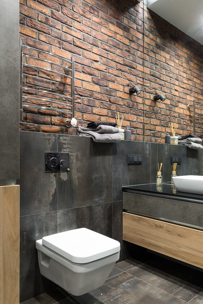 Gipsfliesen im Toilettenraum