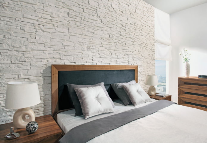 Gipsfliesen an der Wand im Innenraum
