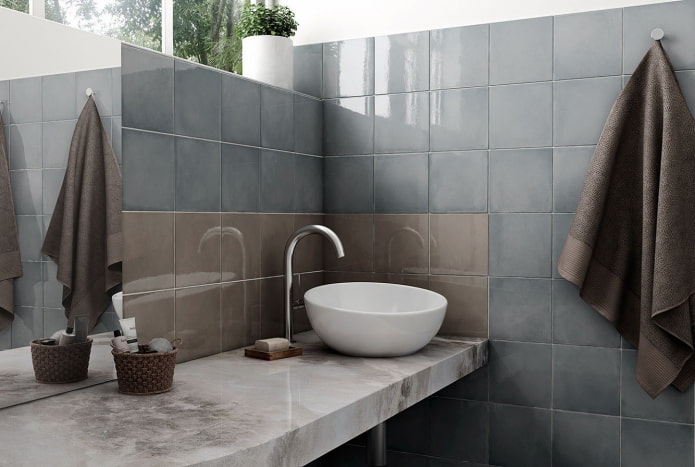 quadratische Fliesen im Badezimmer