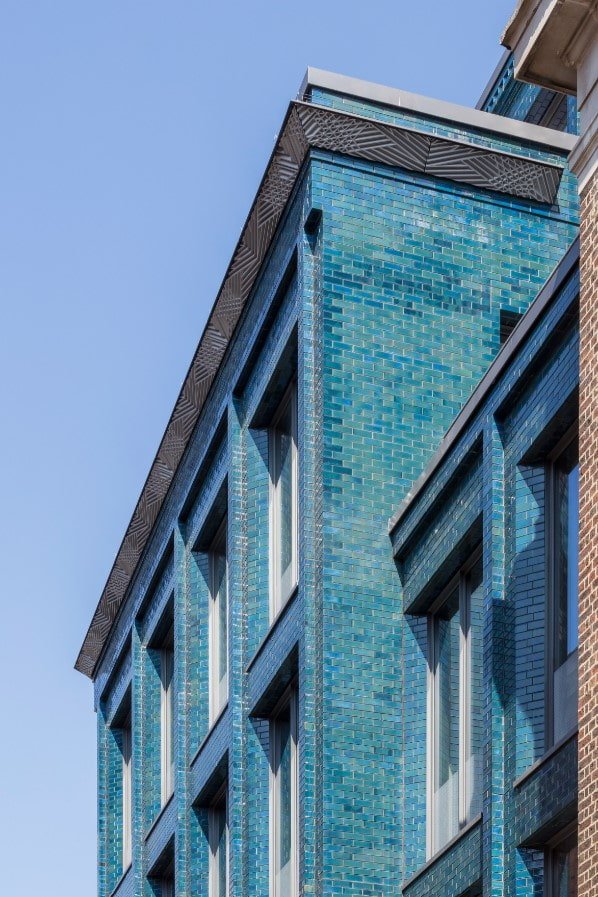 Fassade des Hauses aus Fliesen