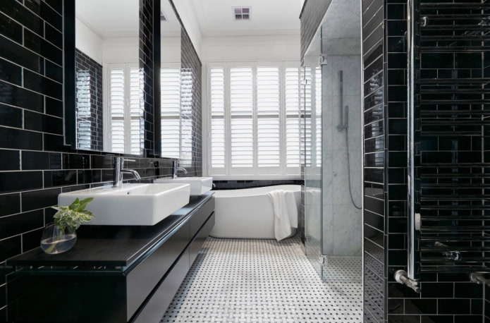 Schwarze Hochglanzfliesen im Badezimmer