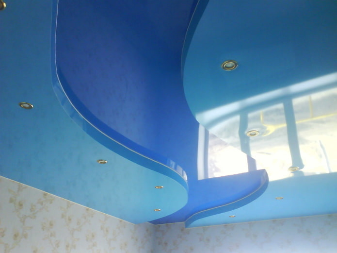 Zweistufige Spanndecke in Blau