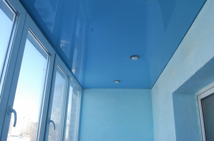 blaue Spanndecke auf der Loggia