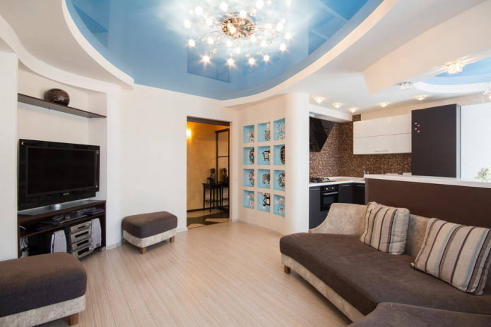 Blaue Deckenstruktur im Wohnzimmer