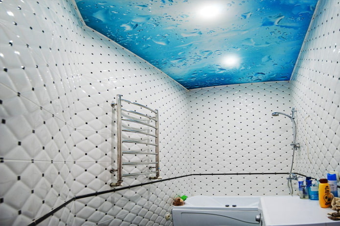 Blauer Stretchstoff im Badezimmer
