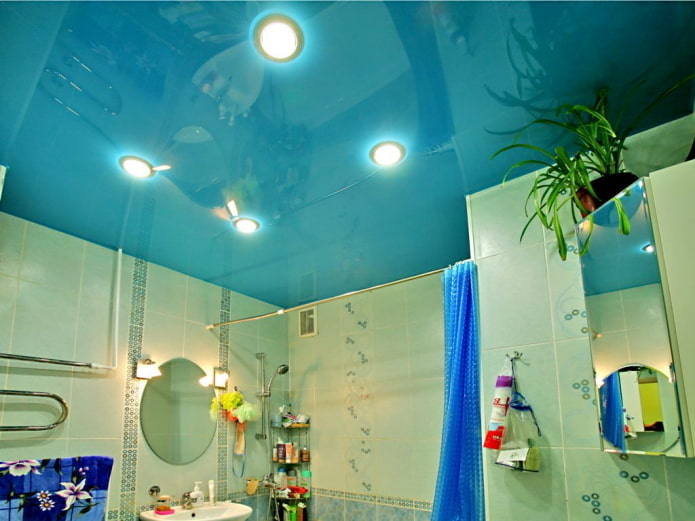 Blauer Stretchstoff im Badezimmer