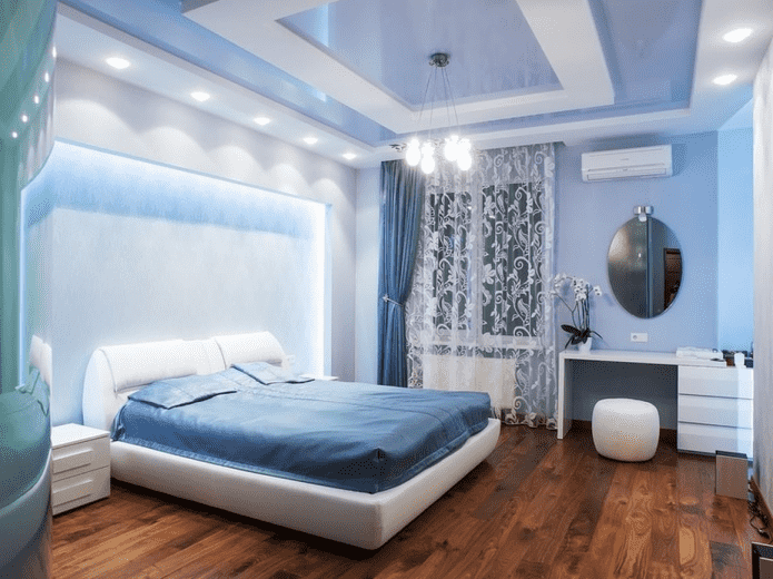 Blaue Spannstruktur im Schlafzimmer
