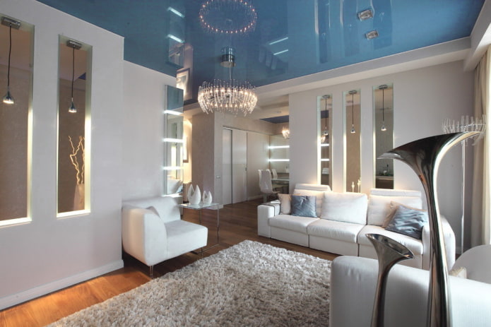 Blaue Spanndecke im Wohnzimmer