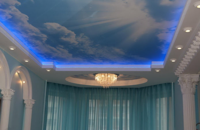 Blaue Spanndecke mit Fotodruck