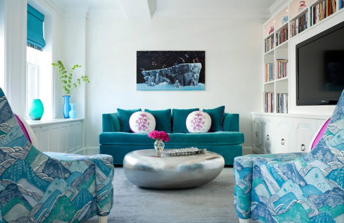 Weiß-blaues Wohnzimmerinterieur