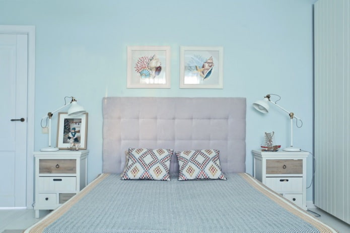 Hellblaue Wände im Schlafzimmer