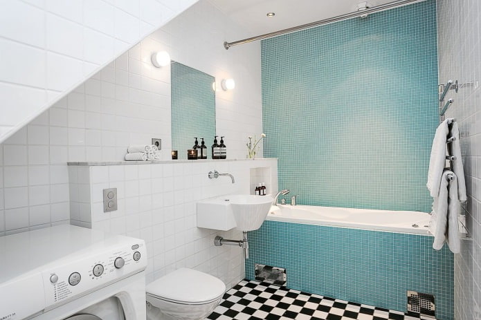 Weiß-blaues Badezimmer