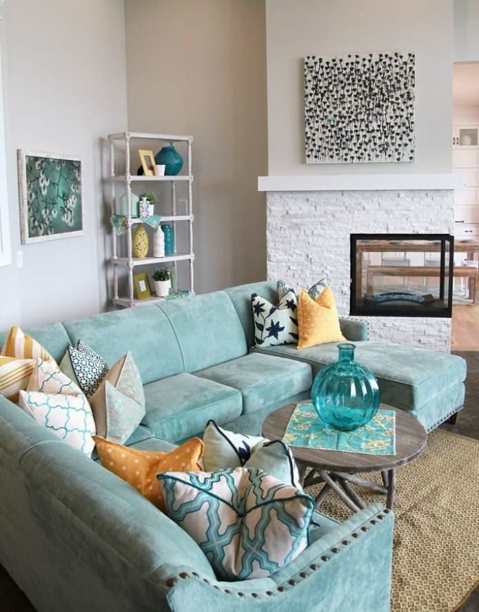 Blaues Sofa im Wohnzimmer-Interieur