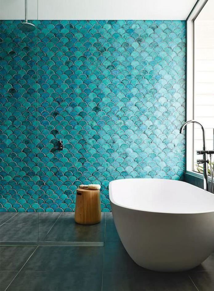 Badezimmer mit einer blauen Akzentwand
