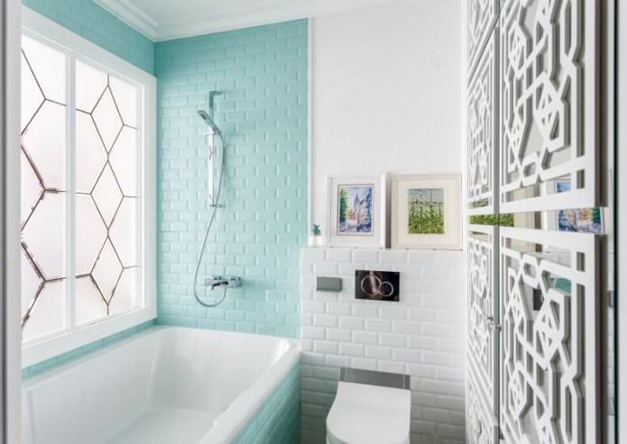 Ziegelblaue Wand im Badezimmer