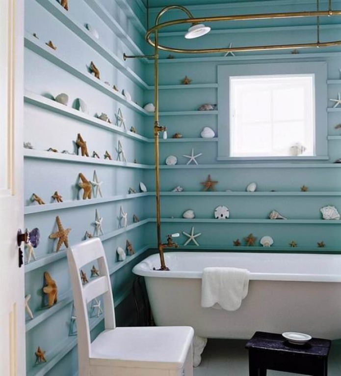 Blaue Wände mit Regalen im Badezimmer