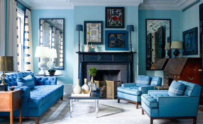 Blau-hellblaues Wohnzimmerinterieur mit Kamin