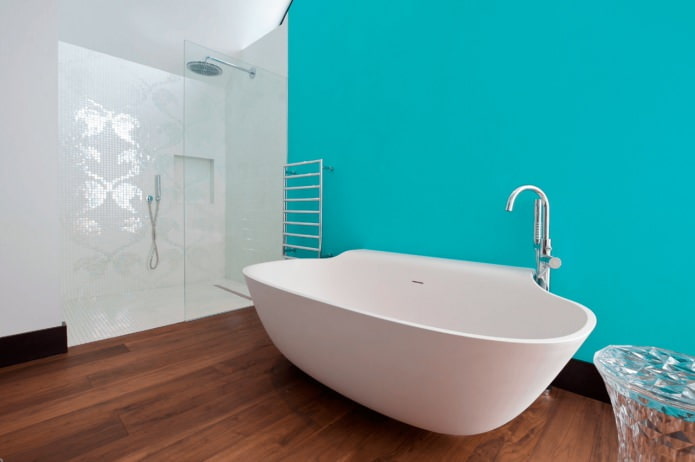 Blaue Wand im Badezimmerinnenraum