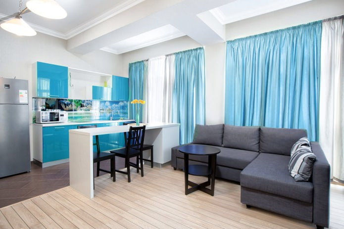 Blaue Farbe im Wohnküchen-Interieur