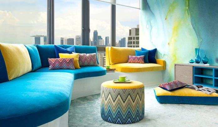 Gelb und Blau im Interieur des Zimmer
