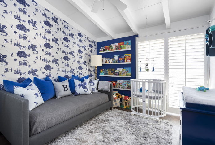 Blau-weißes Interieur eines Kinderzimmers