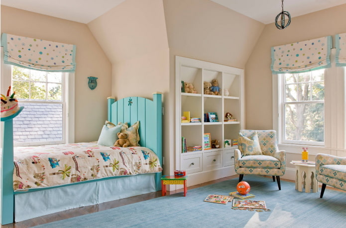 Beige und blaues Interieur des Kinderzimmers