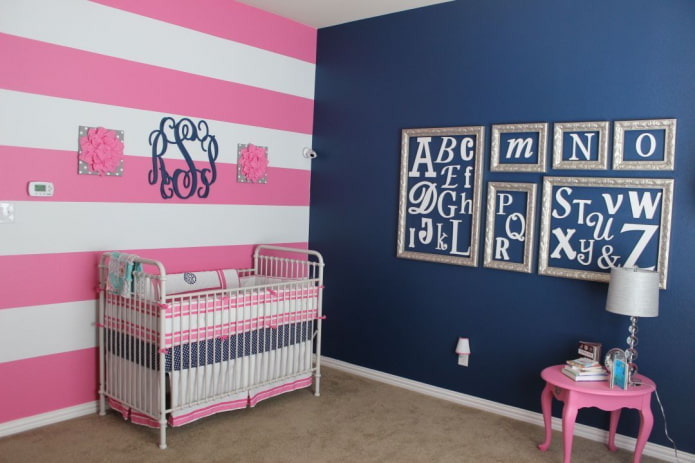 Blau-rosa Interieur eines Kinderzimmers