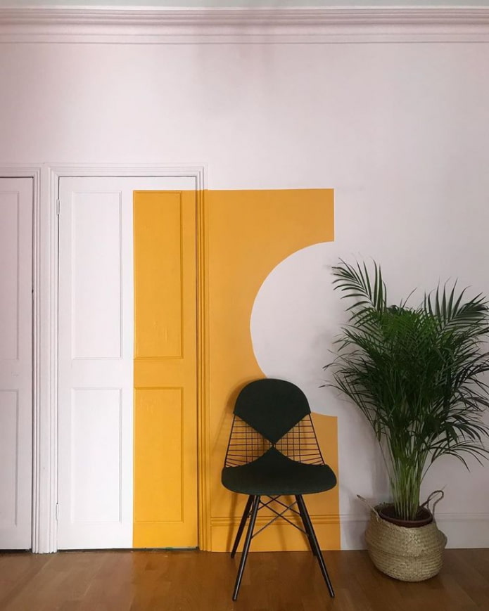 heller Akzent an der Wand