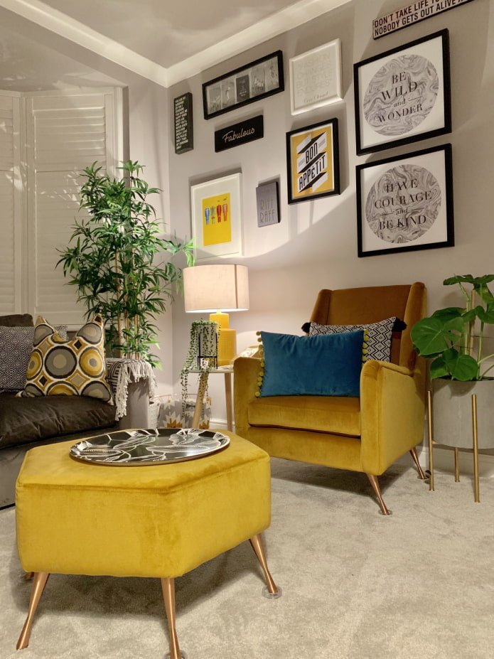 Heller Sessel mit Pouf im Wohnzimmer