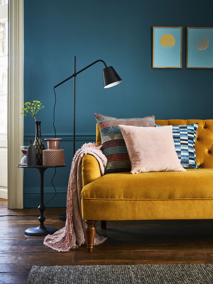 Senffarbenes Sofa im Wohnzimmer