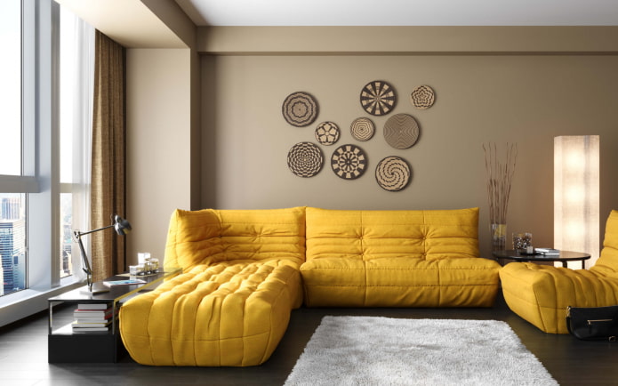 Senffarbenes Sofa