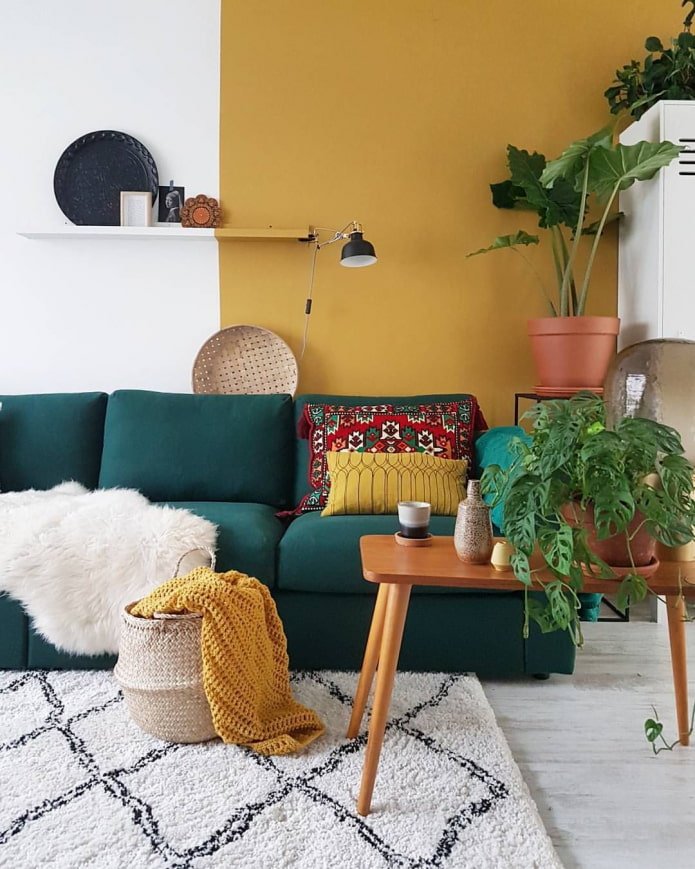 Smaragdgrünes Sofa im Interieur