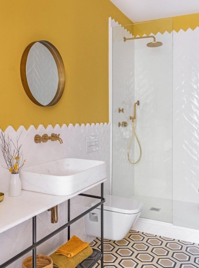 Senf-Teildekoration im Badezimmer