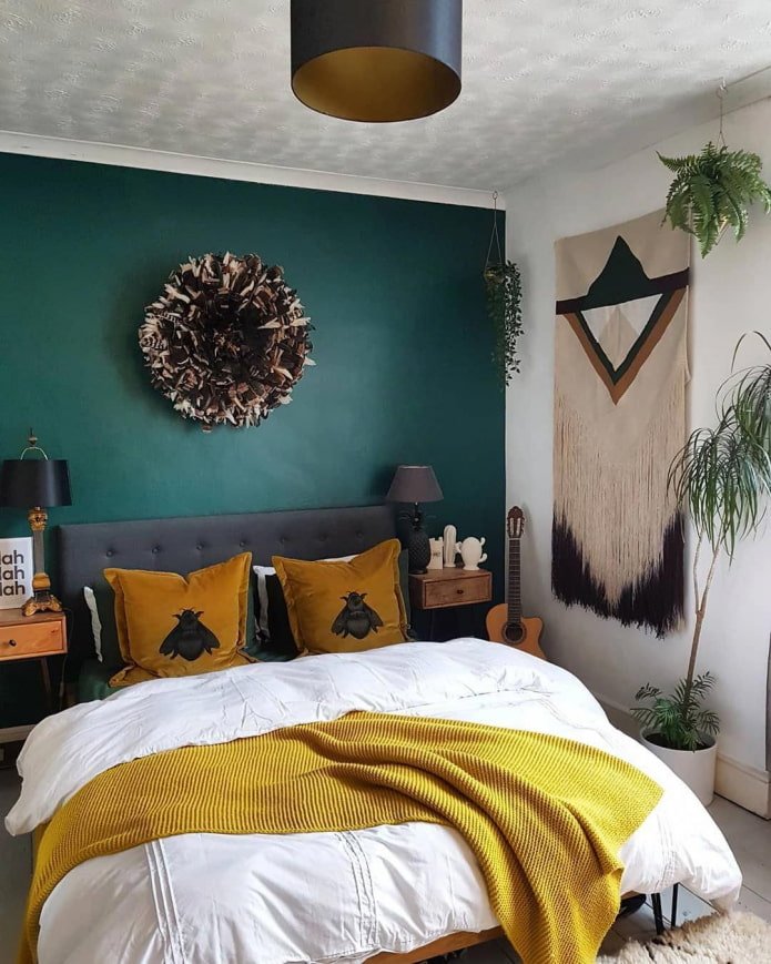 Kombination aus Senf und Grün im Schlafzimmer