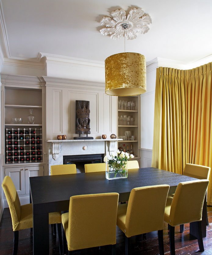Senf im Esszimmer