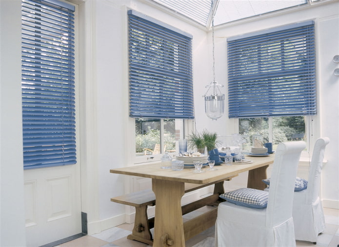Blaue horizontale Lamellen im Esszimmer