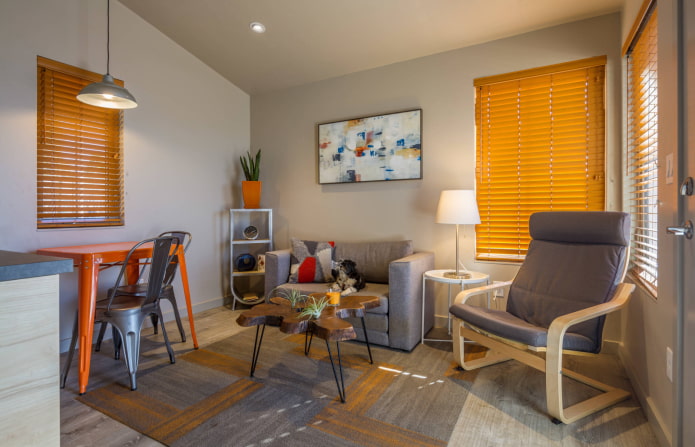 gelbe horizontale Lamellen im Wohnzimmer