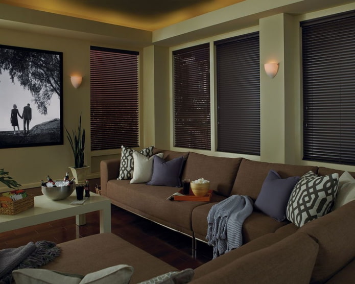 schwarze horizontale Lamellen im Wohnzimmer