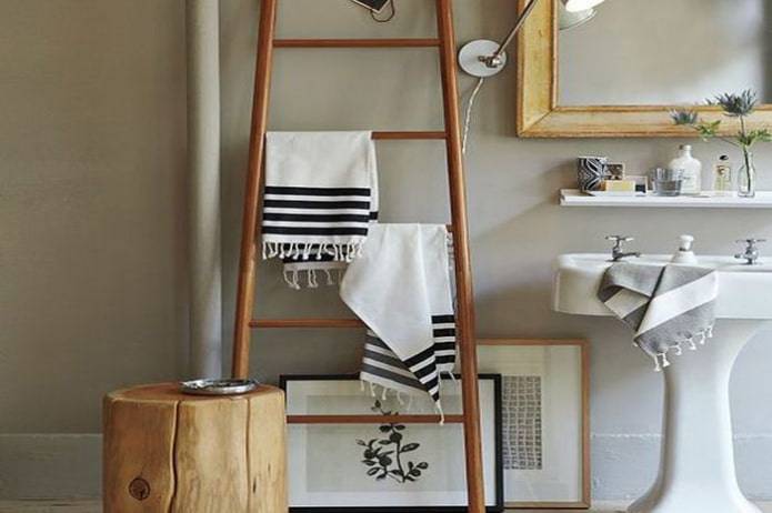 zwei Handtücher im Badezimmer