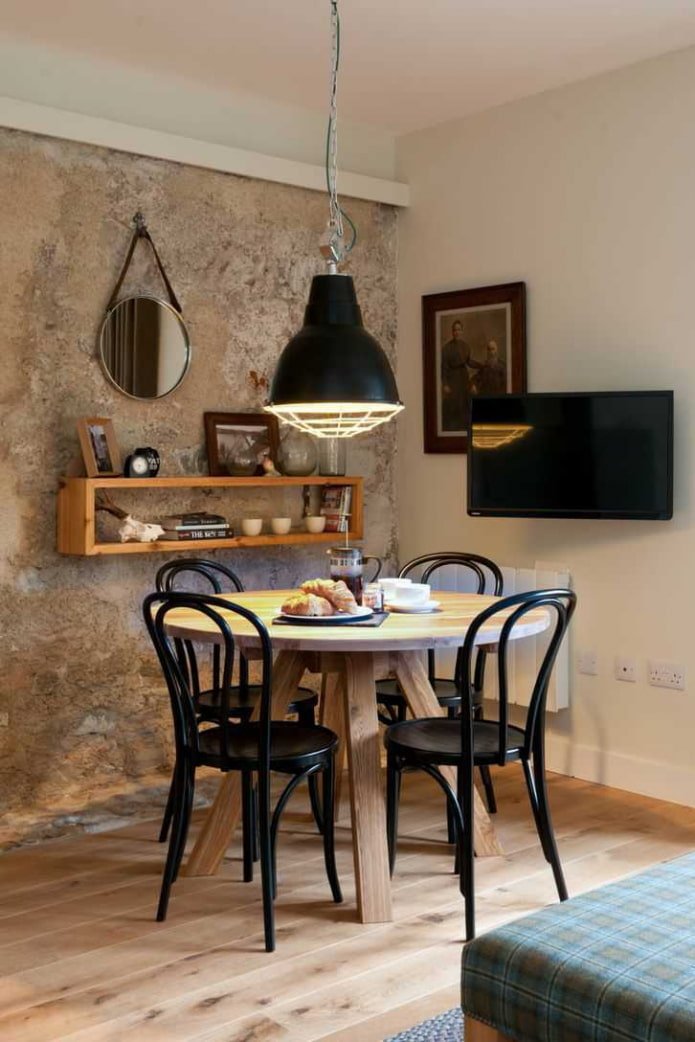 Tisch mit Stühlen im Wohnzimmer