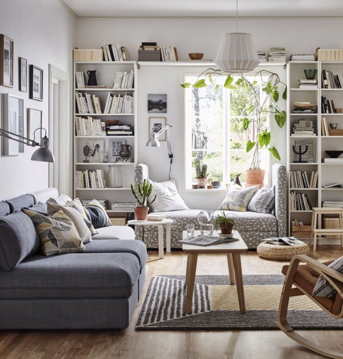 Regale rund ums Fenster
