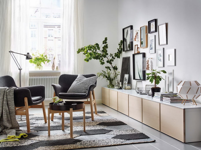 Bilder an der Wand im Wohnzimmer