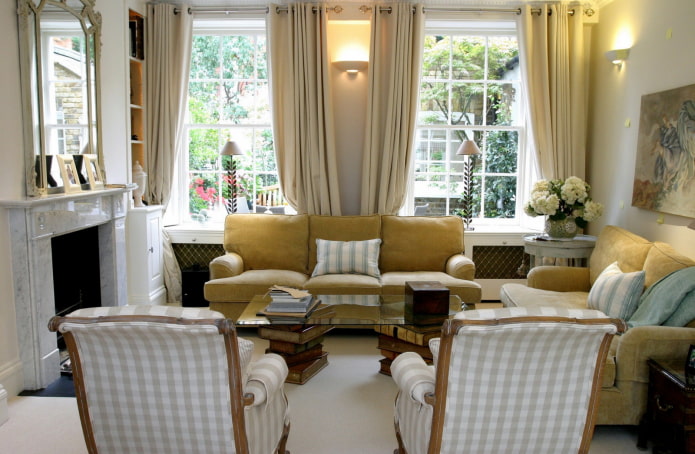 Wohnzimmer in einem Haus mit zwei Fenstern