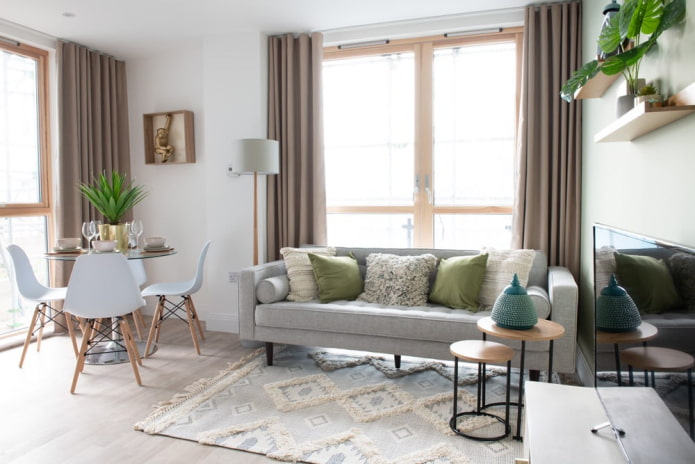 Sofa mit dem Rücken zum Fenster